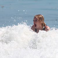 Emma Stone envuelta entre las olas en Malibu