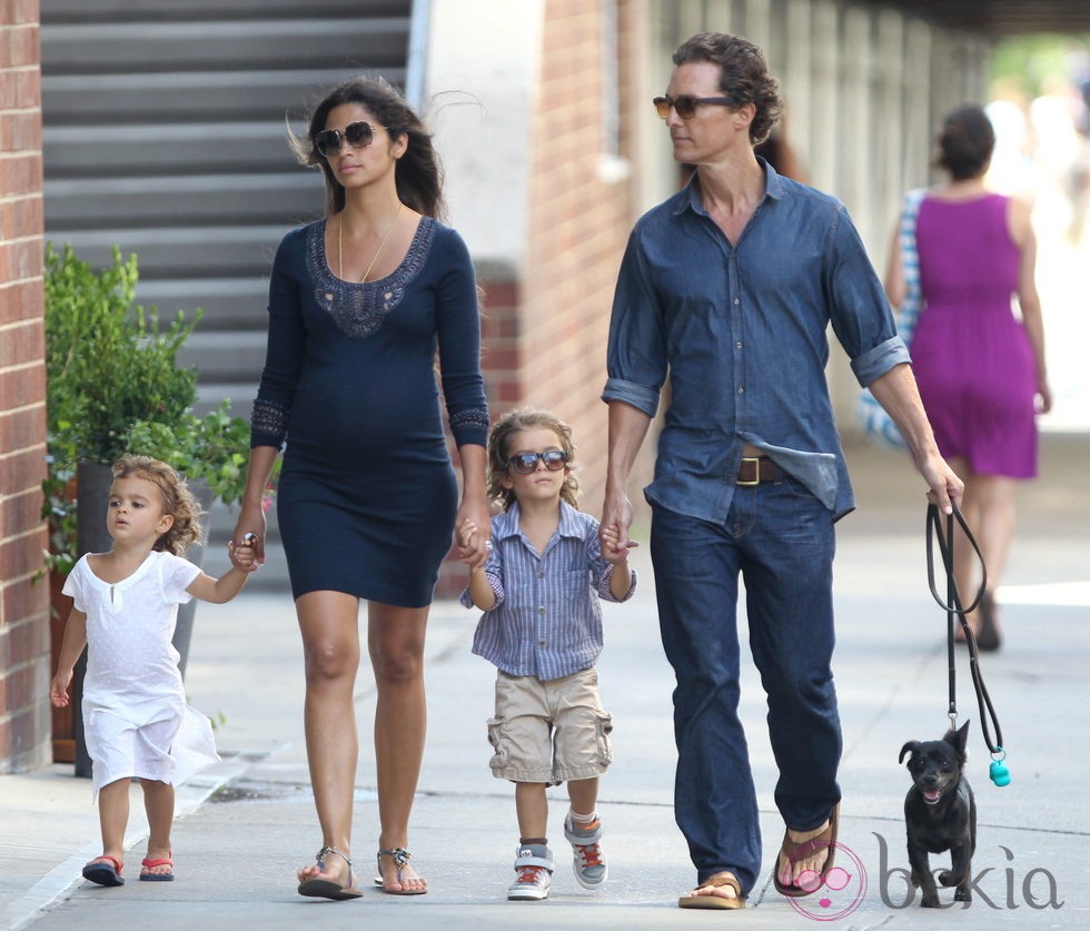 Matthew McConaughey y Camila Alves pasean con sus hijos y su perro 