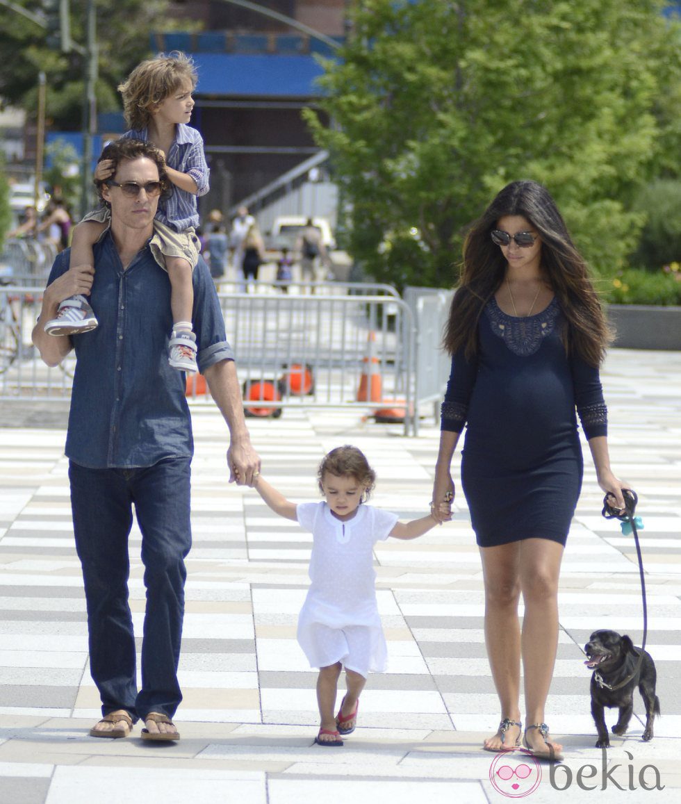 Matthew McConaughey y Camila Alves disfrutan de un día en familia en Nueva York