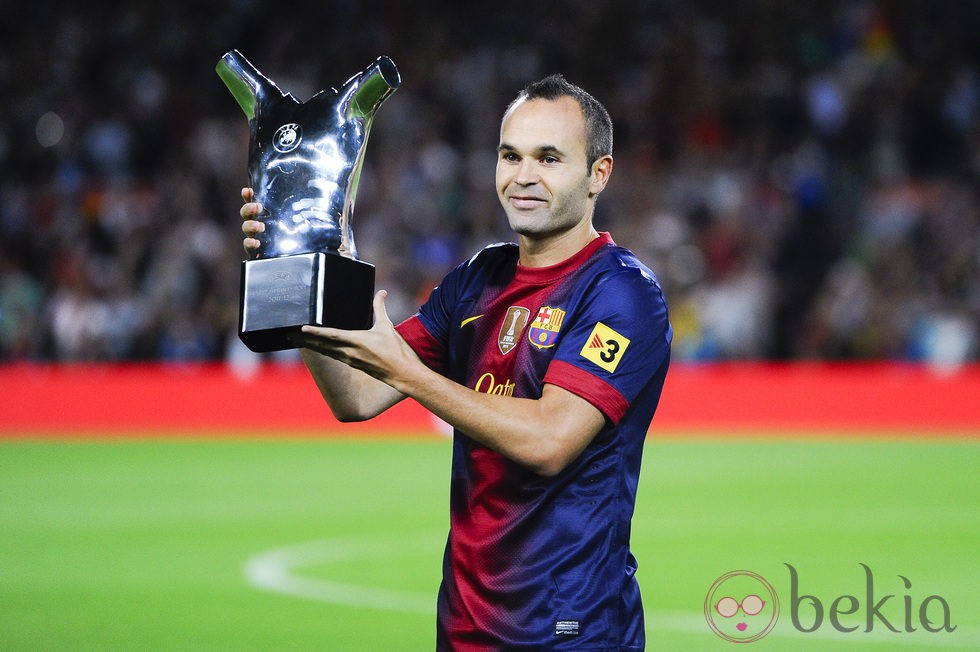 Andrés Iniesta con el título de Mejor Jugador de la UEFA en el Camp Nou