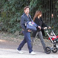Penélope Cruz y Javier Bardem paseando a su hijo Leo por el parque