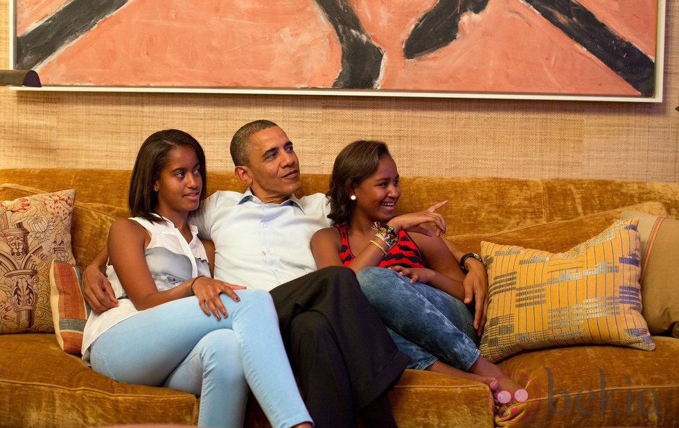 Barack Obama con sus hijas en el sofá