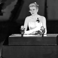 Grace Kelly recoge el Oscar recibido por 'La angustia de vivir' en 1955