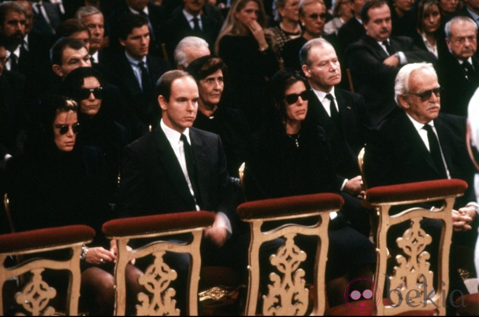 Rainiero, Carolina, Alberto y Estefanía de Mónaco en el funeral de Stefano Casiraghi