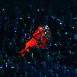 Rihanna desciende al escenario del Estadio Olímpico en la clausura de los Paralímpicos de Londres 2012