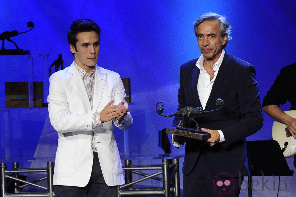 Imanol Arias recibe un premio de manos de Ricardo Gómez en la clausura del FesTVal de Vitoria 2012