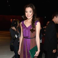 Hailee Steinfeld en el front row de la Semana de la Moda de Nueva York