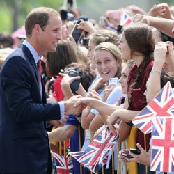 El Príncipe Guillermo saluda a los ciudadanos en Singapur