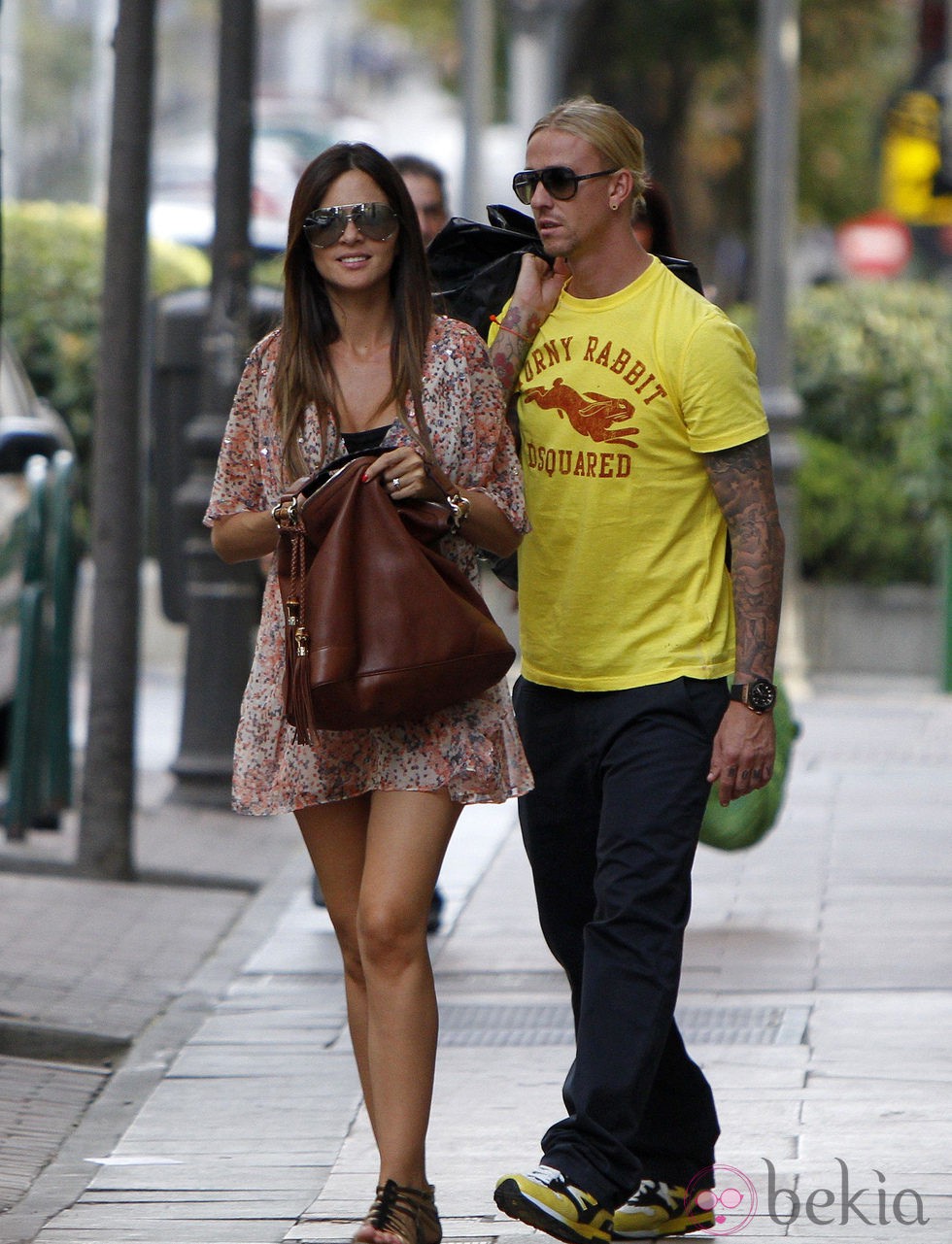 Romina Belluscio pasea su embarazo junto a Guti por Madrid