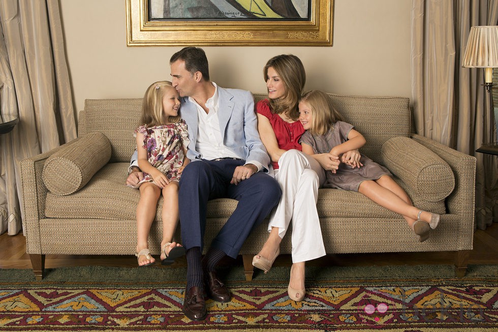 Letizia Ortiz, Felipe de Borbón y sus hijas Sofía y Leonor posan en casa