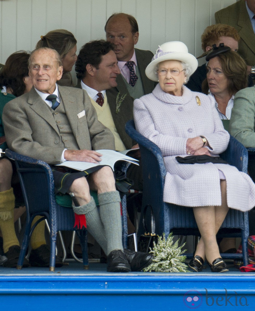 El Duque de Edimburgo con falda escocesa y la Reina Isabel II