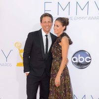 Seth Meyers y Alexi Ashe en la alfombra roja de los Emmy 2012