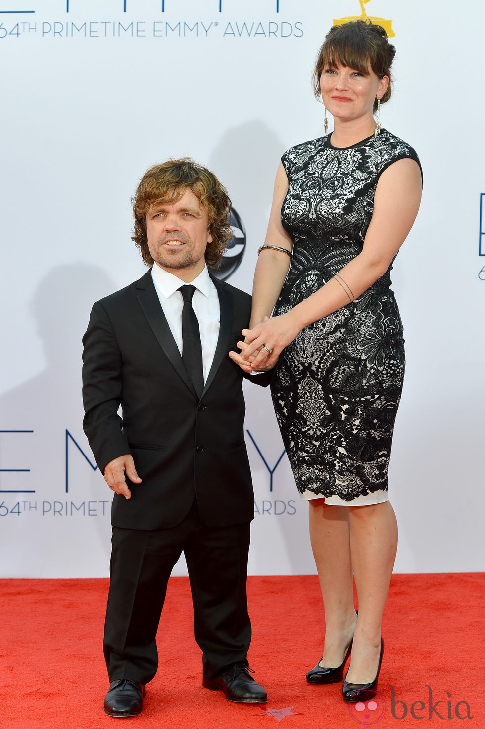 Peter Dinklage y Erica Schmidt en la alfombra roja de los Emmy 2012