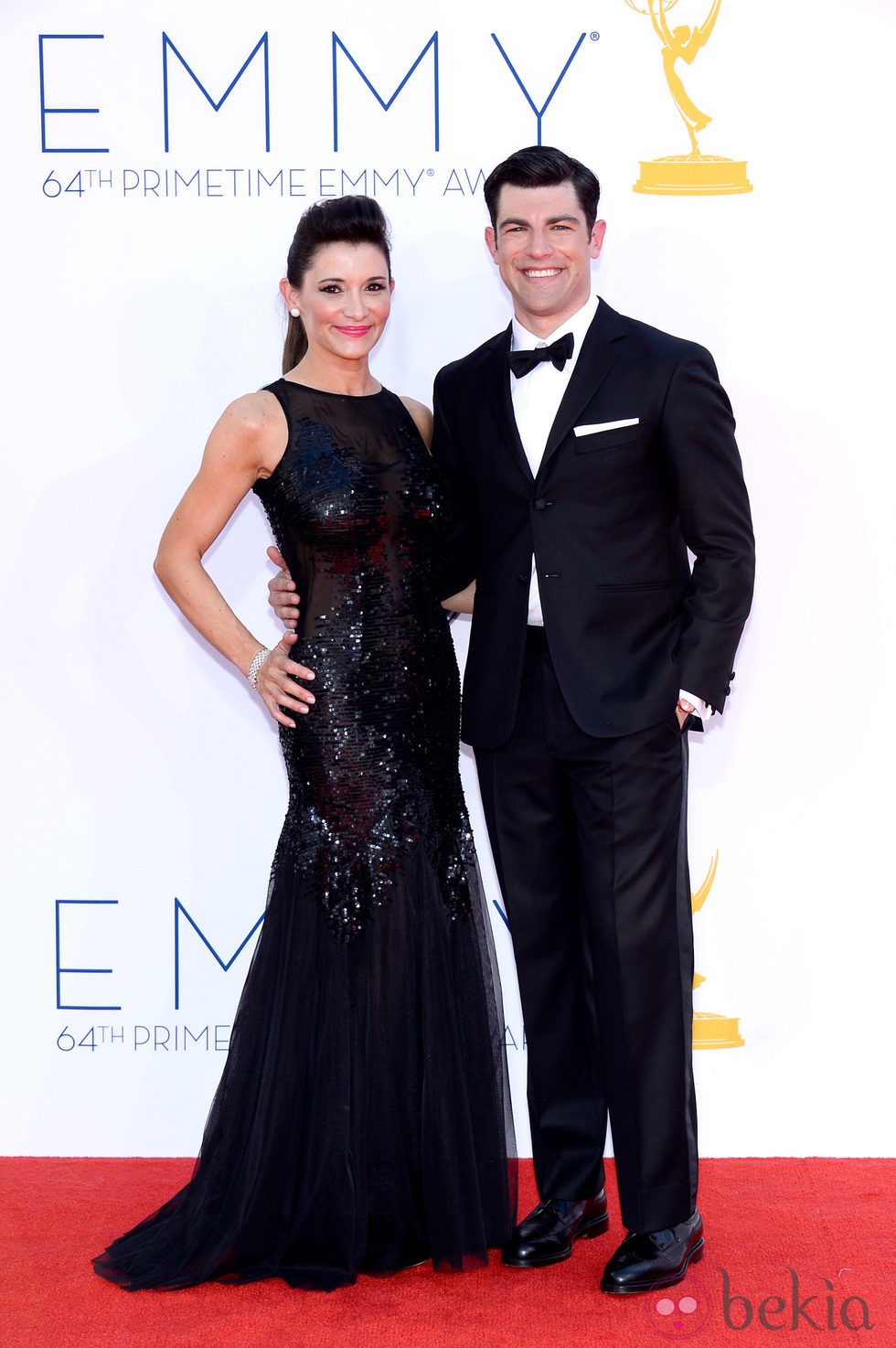 Max Greenfield y su novia en los Premios Emmy 2012