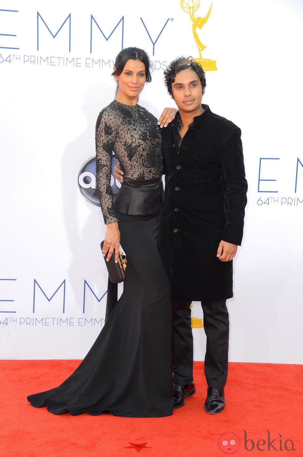 Kunal Nayyar y Neha Kapur en los Premios Emmy 2012
