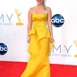 Kaley Cuoco en la alfombra roja de los Emmy 2012