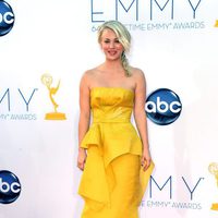 Kaley Cuoco en la alfombra roja de los Emmy 2012