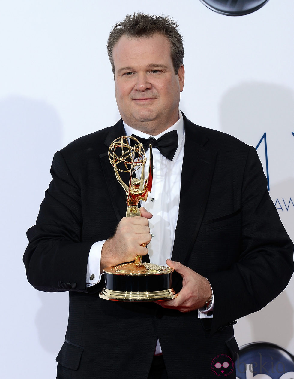 Eric Stonestreet con su Emmy 2012 por 'Modern Family'