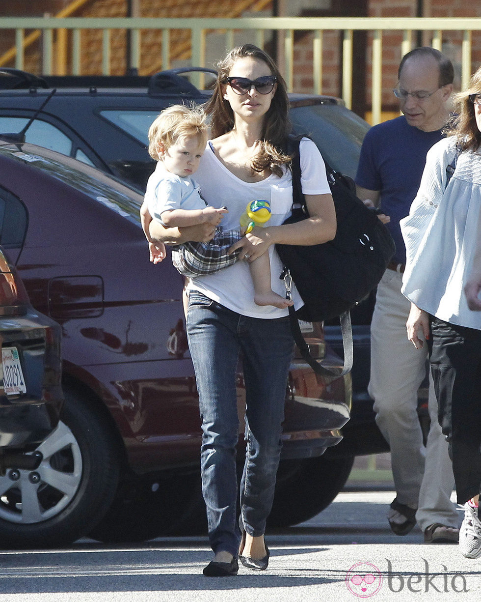 Natalie Portman con su hijo Aleph Millepied por California