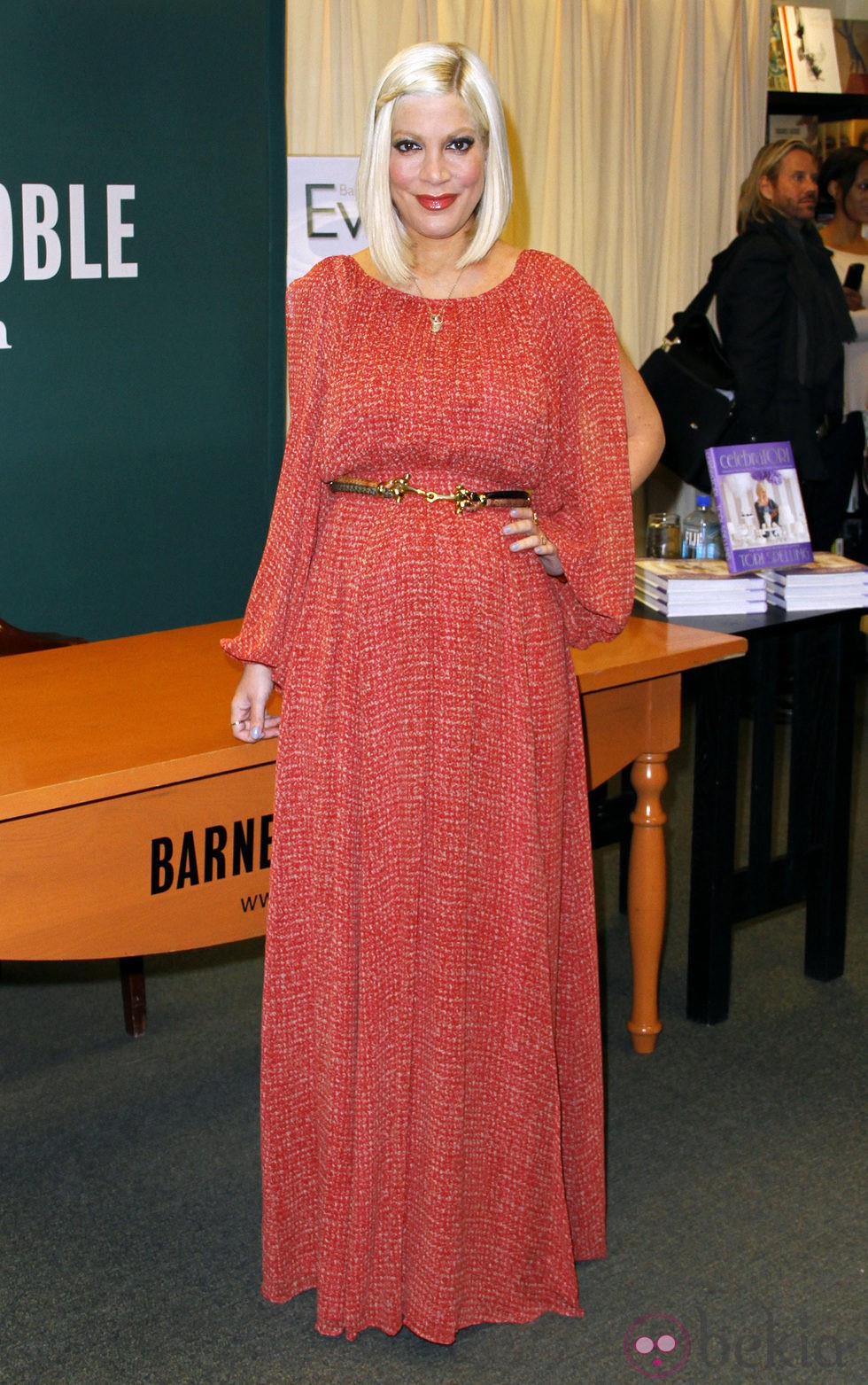 Tori Spelling promocionando su libro 'CelebraTori'