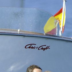 Tania Llasera besando a su marido Gonzalo durante unas vacaciones en Menorca