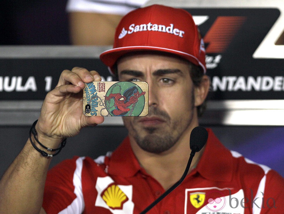 Fernando Alonso, en rueda de prensa con su iPhone