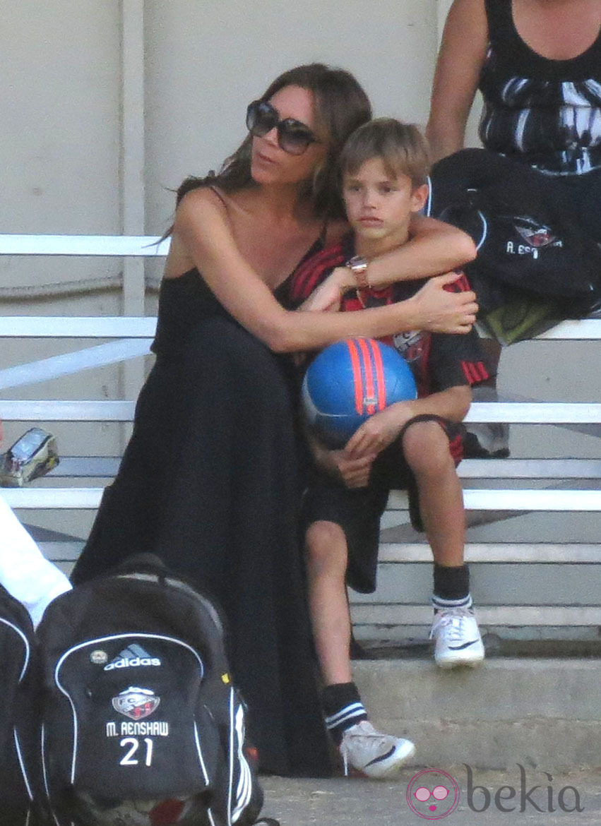 Victoria Beckham con su hijo Romeo durante un partido de fútbol
