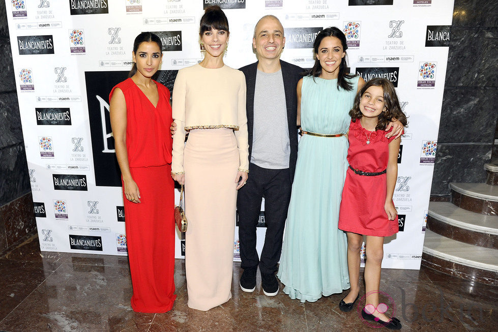 Inma Cuesta, Maribel Verdú, Pablo Berger, Macarena García y Sofía Oria en el estreno de 'Blancanieves' en Madrid