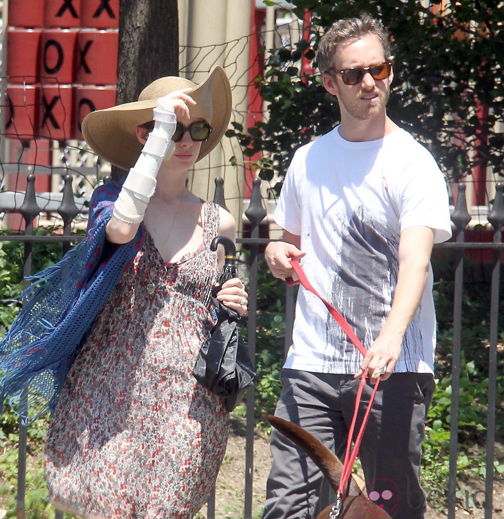 Anne Hathaway de paseo con su novio Adam Shulman