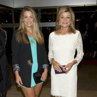 Carla Goyanes y Cari Lapique en la cena del 50º aniversario de 'Mensajeros por la Paz'