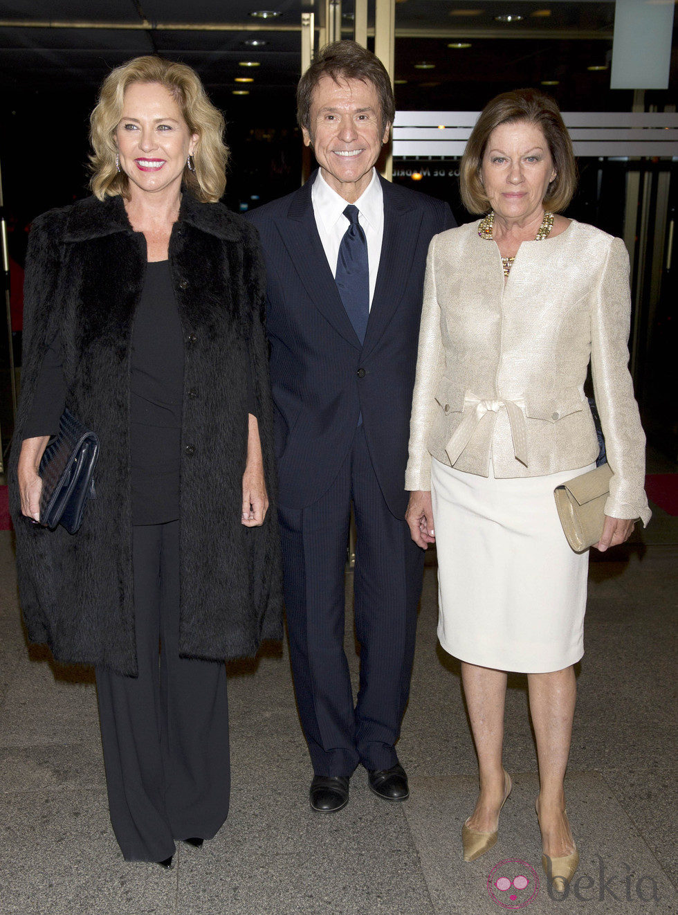 Ana Rodríguez, Raphael y Natalia Figueroa en la cena del 50º aniversario de 'Mensajeros por la Paz'