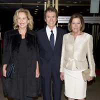 Ana Rodríguez, Raphael y Natalia Figueroa en la cena del 50º aniversario de 'Mensajeros por la Paz'