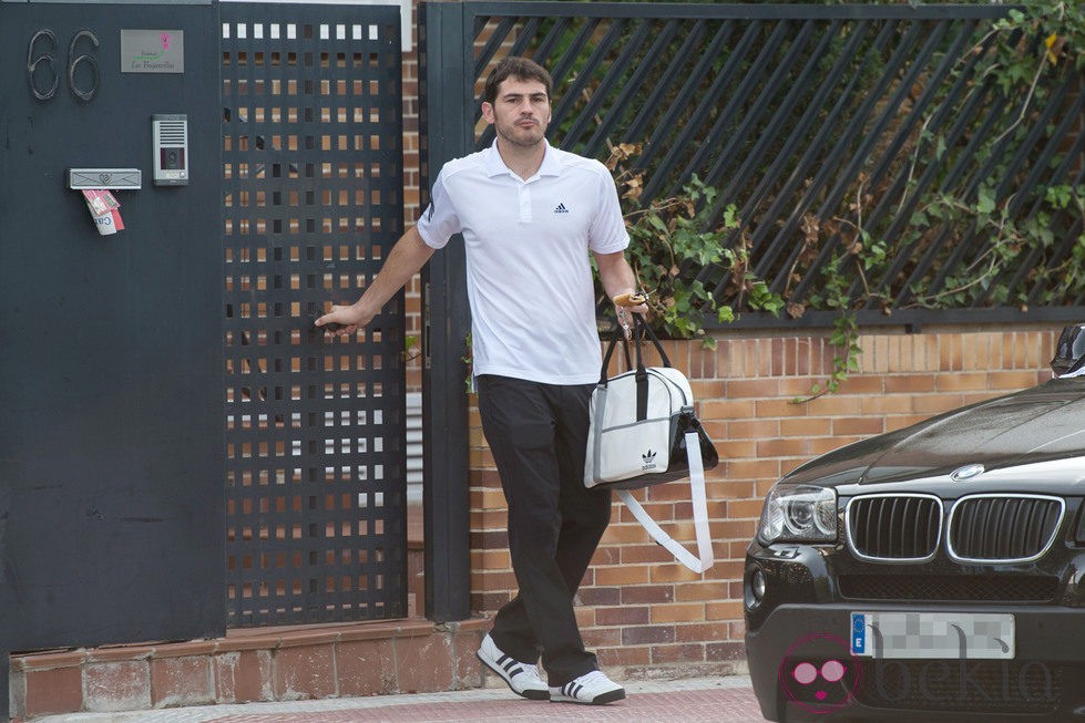 Iker Casillas sale de su casa de Boadilla del Monte desayunando