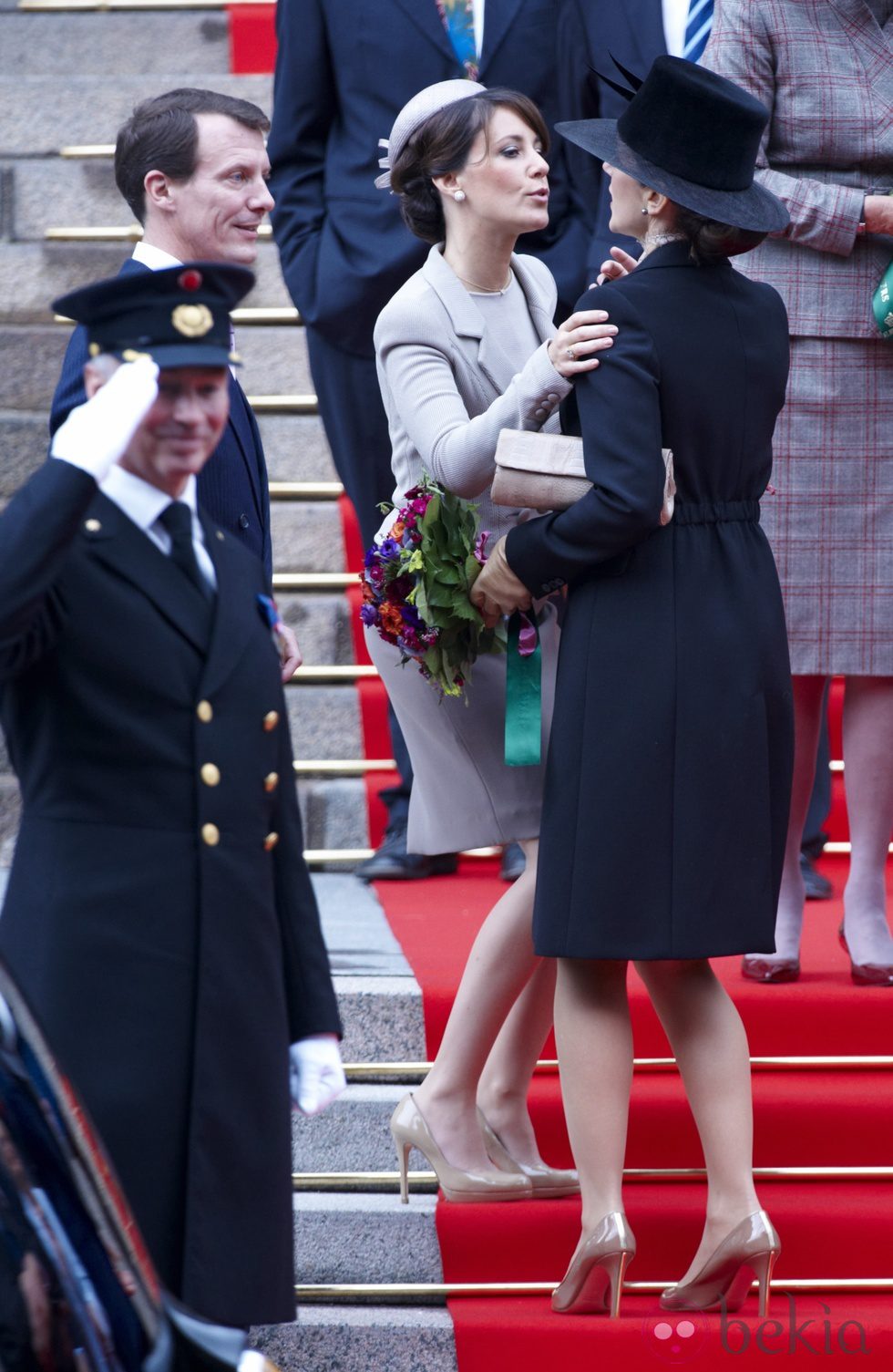 Las Princesas Mary y Marie de Dinamarca se saludan en apertura del Parlamento
