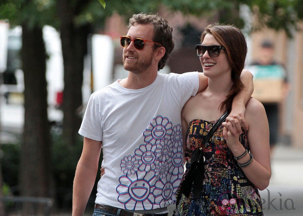 Anne Hathaway y Adam Shulman pasean agarrados