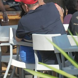 Alberto de Mónaco abraza a una amiga en Marbella