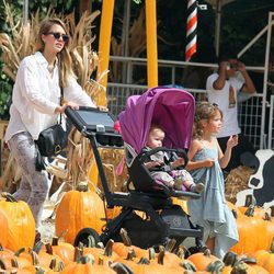 Jessica Alba en una plantación de calabazas con sus hijas