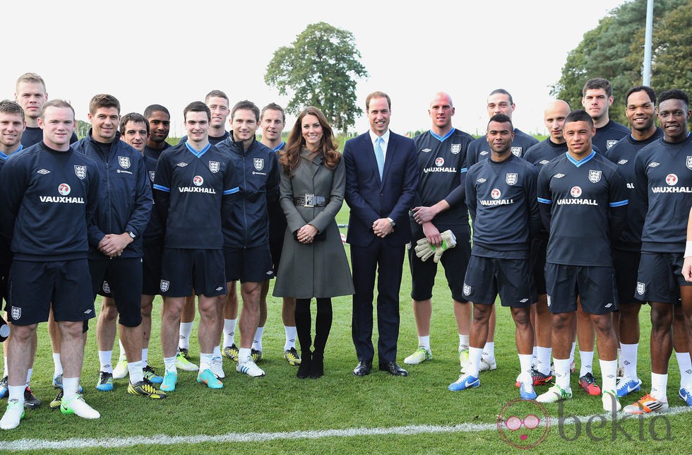 Los Duques de Cambridge con la selección inglesa de fútbol