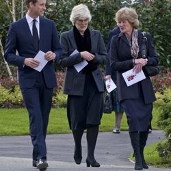 El Príncipe Guillermo de Inglaterra y sus tías en el funeral de su niñera