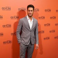 José Lamuño en la presentación de un perfume con Eduardo Noriega como imagen