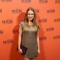Carla Nieto en la presentación de un perfume con Eduardo Noriega como imagen