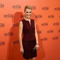 Astrid Klisans en la presentación de un perfume con Eduardo Noriega como imagen