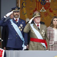 Los Reyes y los Príncipes Felipe y Letizia durante el desfile del Día de la Hispanidad 2012