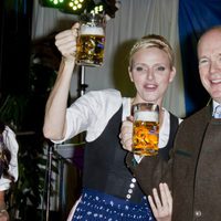 Alberto y Charlene Mónaco bebiendo cerveza en el Oktoberfest del Principado