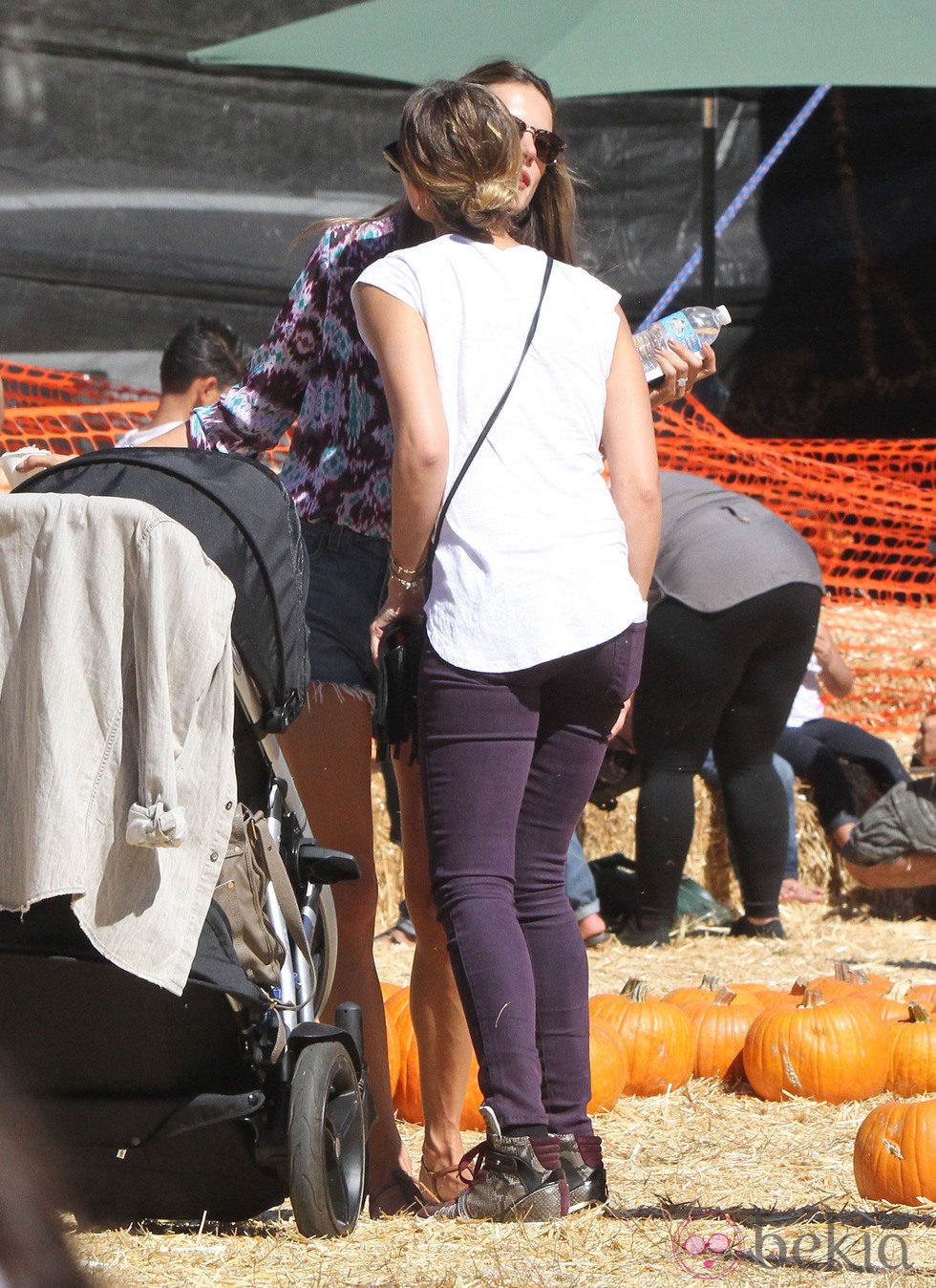 Alessandra Ambrosio y Jessica Alba recogiendo calabazas para celebrar 'Halloween'