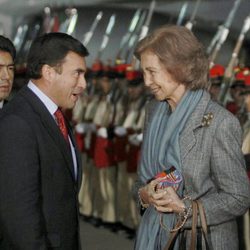 La Reina Sofía es recibida por el ministro de la Presidencia de Bolivia