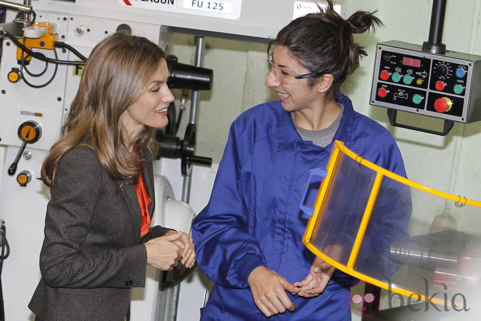 La Princesa se interesa por el trabajo de una mujer durante su visita a Burgos