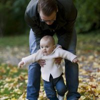 Estela de Suecia camina ayudada por el Príncipe Daniel