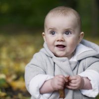 La Princesa Estela de Suecia en los jardines del Palacio de Haga