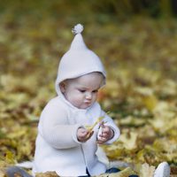 Estela de Suecia juega con unas hojas en el Palacio de Haga